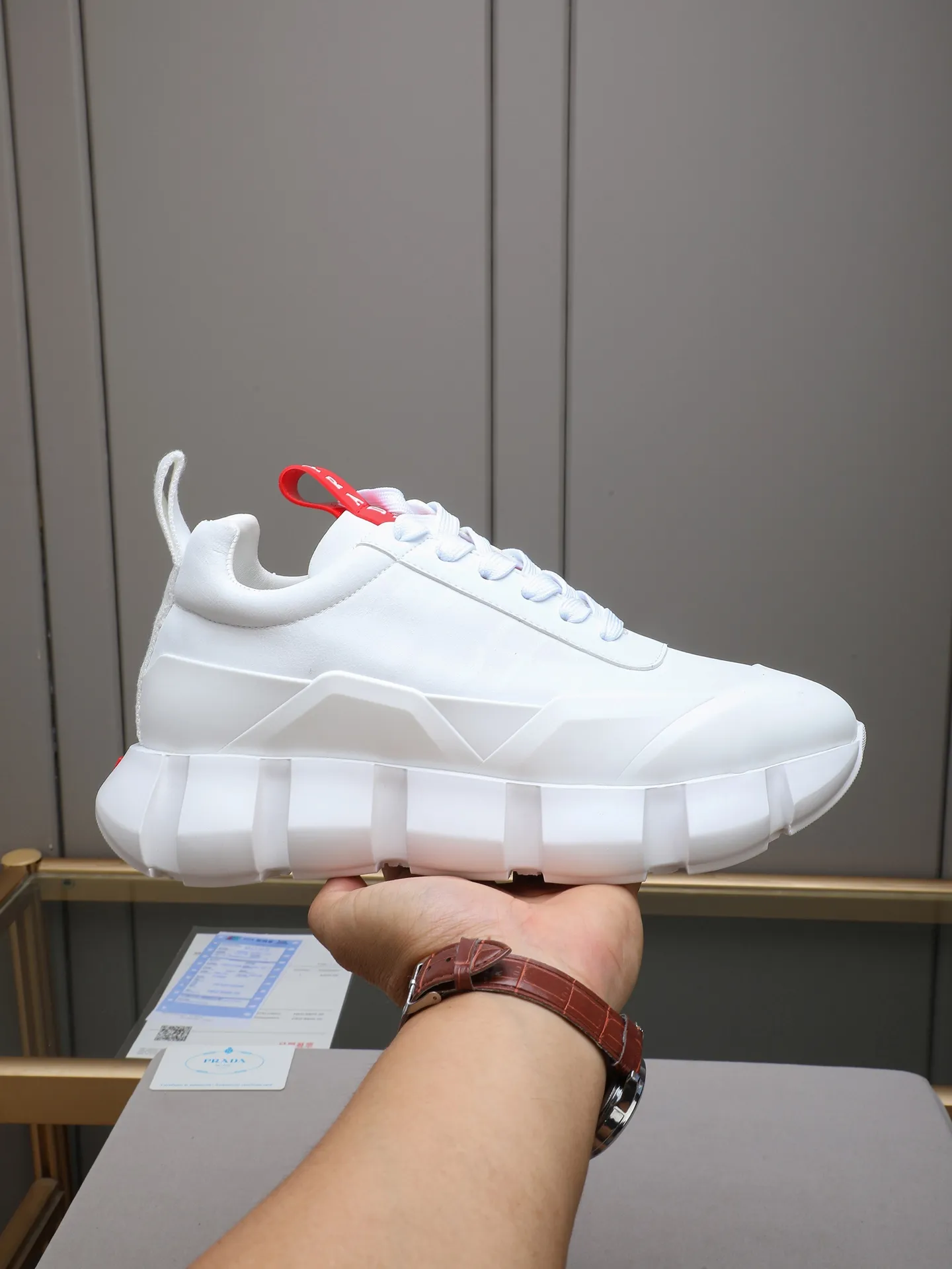 Men's shoes 💰500 PRADA/Prada men's lace-up casual sports shoes, the upper is made of imported first-layer calfskin, soft, comfortable and breathable ➕ washed sheepskin! The tongue is decorated with the PRADA brand letter logo. The rubber thick sole echoes the red label tongue. The style is fashionable and elegant. The details are carefully crafted. A casual sports shoe with a super western style and excellent breathability!  Size: 38-44 (45 46 customized)